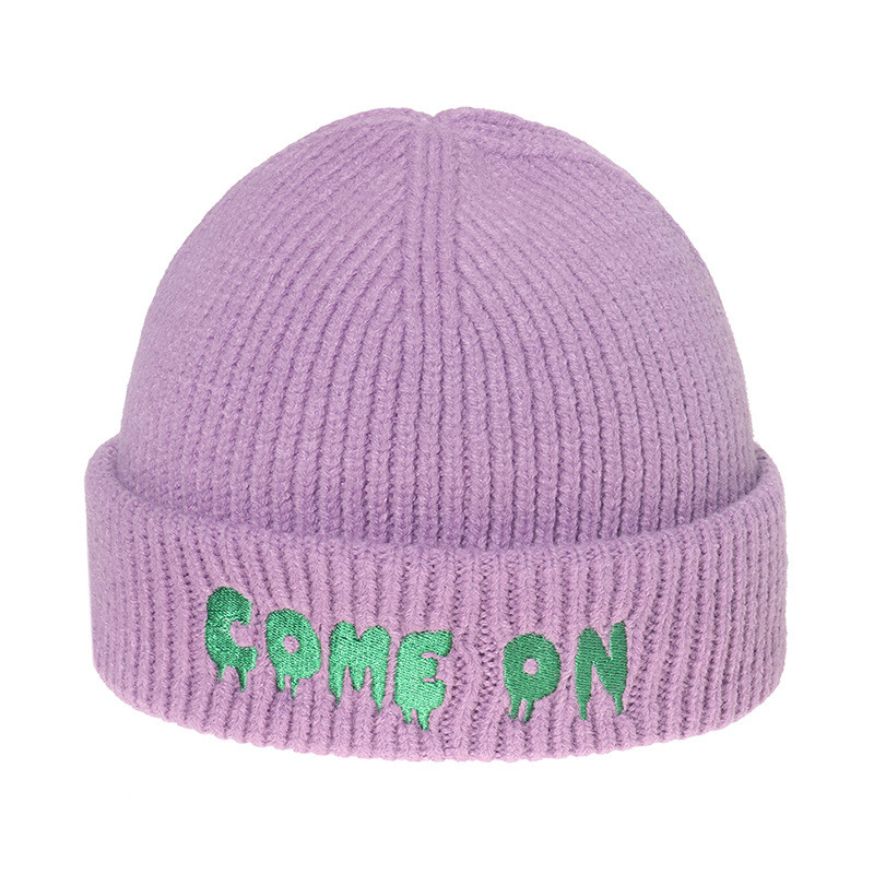Шапка з написом фіолетова