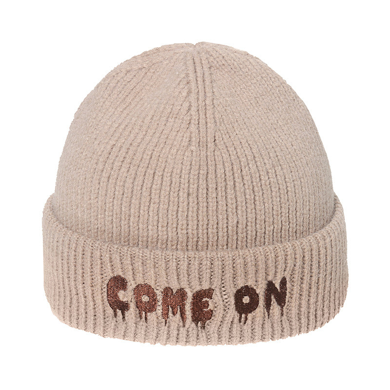 Шапка з написом кавового кольору