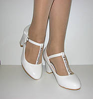Женские туфли для невесты белые на среднем каблуке с ремешком размер 39