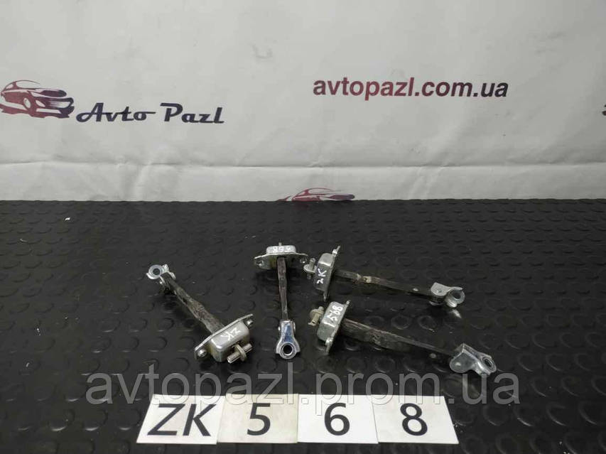 ZK0568 8183054P00 ограничитель хода двери Suzuki SX4 06