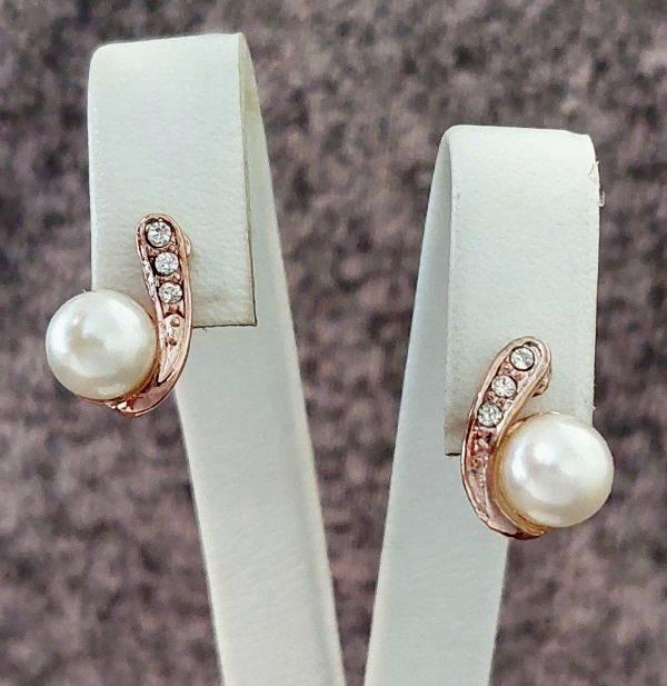 Сережки булатні з фіанітами та перлами (англійська застібка) Довжина сережки 2,5 см Ширина 10 мм.