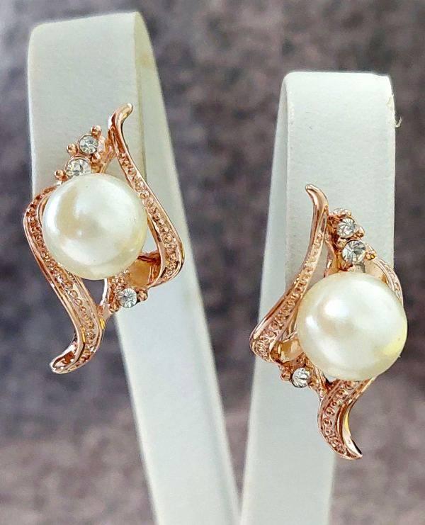 Сережки булатні з фіанітами та перлами (англійська застібка) Довжина сережки 2,5 см Ширина 10 мм.