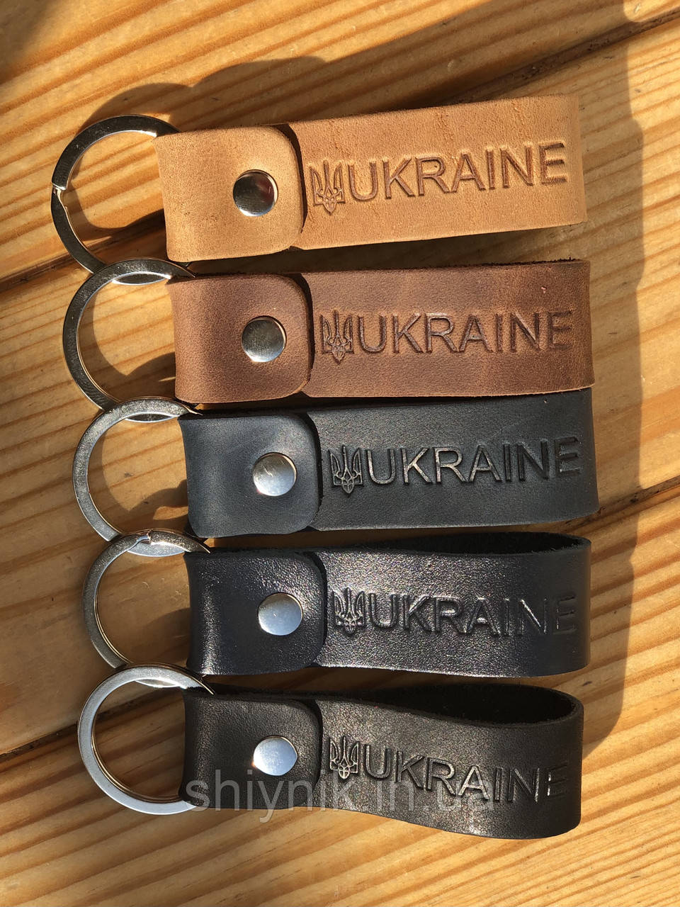 Шкіряний брелок на кільці з тисненням UKRAINE