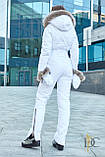 Жіночий зимовий комбінезон білого кольору з натуральним хутром в комплекті сумка і рукавиці, фото 7