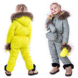 Двосторонній дитячий зимовий комбінезон хакі+жовтий з хутром єнота в комплект входить пояс з сумкою і рукавиці, фото 6