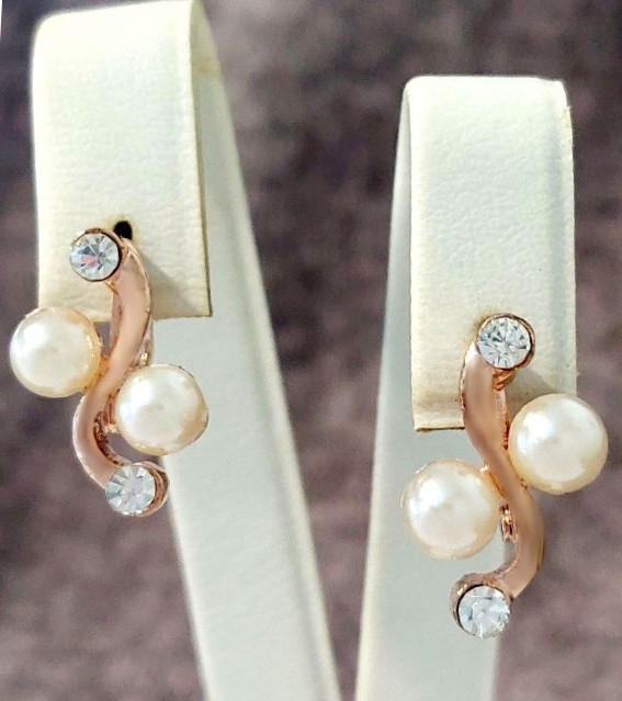 Сережки булатні з фіанітами та перлами (англійська застібка) Довжина сережки 2,5 см Ширина 10 мм.