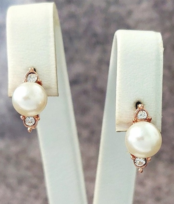 Сережки булатні з фіанітами та перлами (англійська застібка) Довжина сережки 2,5 см Ширина 10 мм.