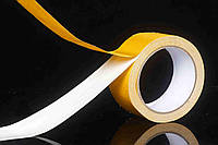 Белая двухсторонняя лента (основа ткань / лайнер - бумага желтого цвета ) ширина от 4мм.