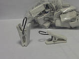Карнісні білі прищіпки 2,5 см із пластику на металевому гачку, фото 2
