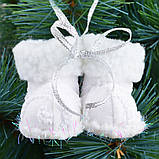 Новорічна підвіска Yes! Fun “Чобітки", біла, h-6 см, фото 2
