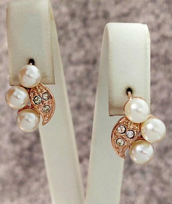 Сережки булатні з фіанітами та перлами (англійська застібка) Довжина сережки 2,5 см Ширина 10 мм.