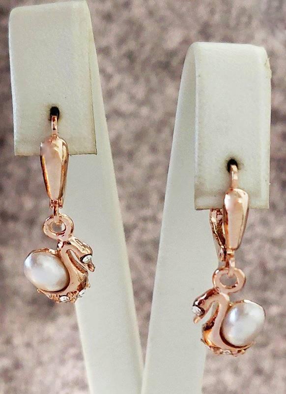 Сережки булатні з фіанітами та перлами (англійська застібка) Довжина сережки 2,5 см Ширина 10 мм.