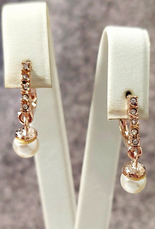 Сережки булатні з фіанітами та перлами (англійська застібка) Довжина сережки 2,5 см Ширина 10 мм.