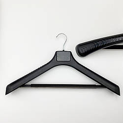 Пластикові вішаки для верхнього одягу SPr-48/70 чорного кольору з поперечиною та поролоном, довжина 480 мм