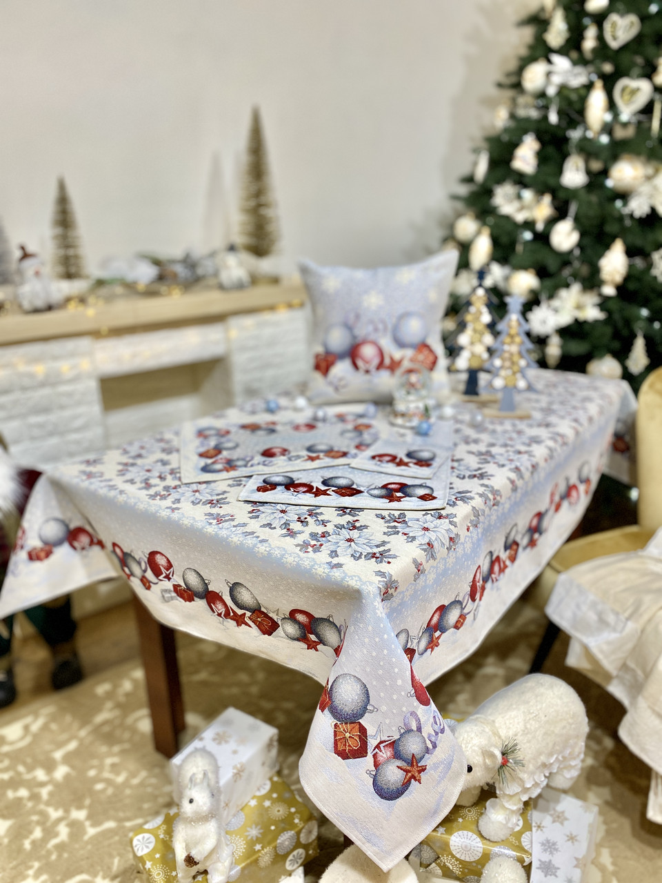 Новорічна скатертина 137 х 137 см.,квадратна гобеленова