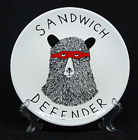 Тарелка керамическая 20 см тарелка для дессертов подарочная с рисунком Медведь-защитник сандвичей