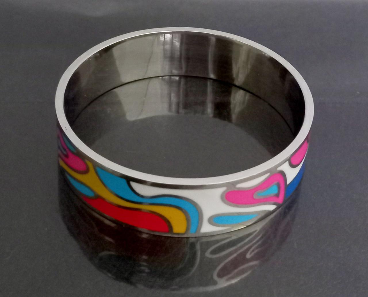 Браслет із сталі, покритий емаллю. Родій. Діаметр: 6.5 см. Ширина: 15 мм.