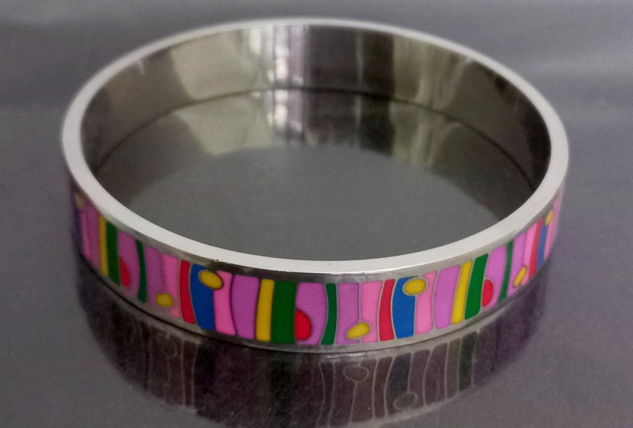 Браслет із сталі, покритий емаллю. Родій. Діаметр: 7 см. Ширина: 10 мм.