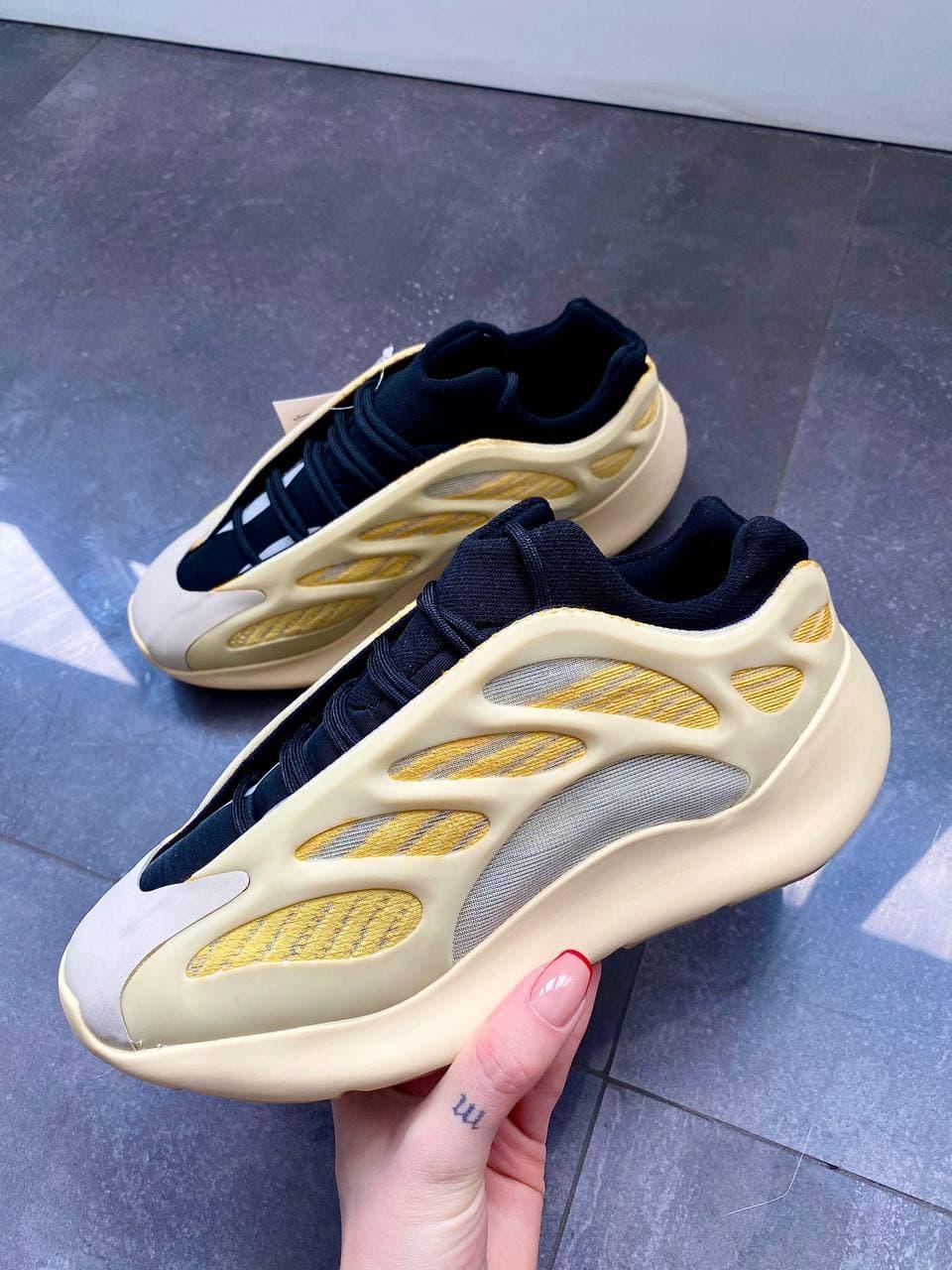 Кросівки чоловічі бежеві Yeezy Boost 700 v3 (04698)