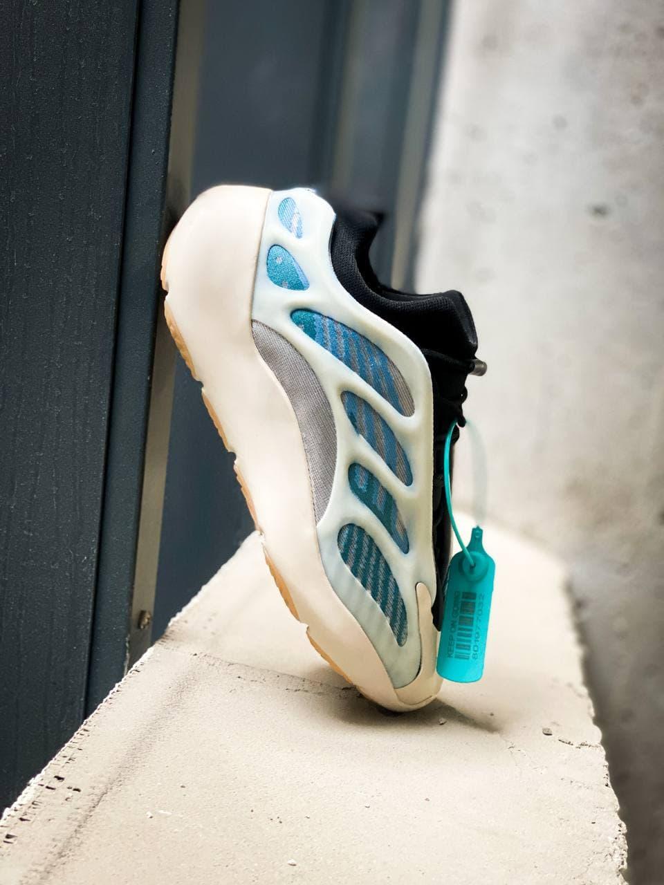 Кросівки чоловічі біло-сині Yeezy Boost 700 v3 (06074)