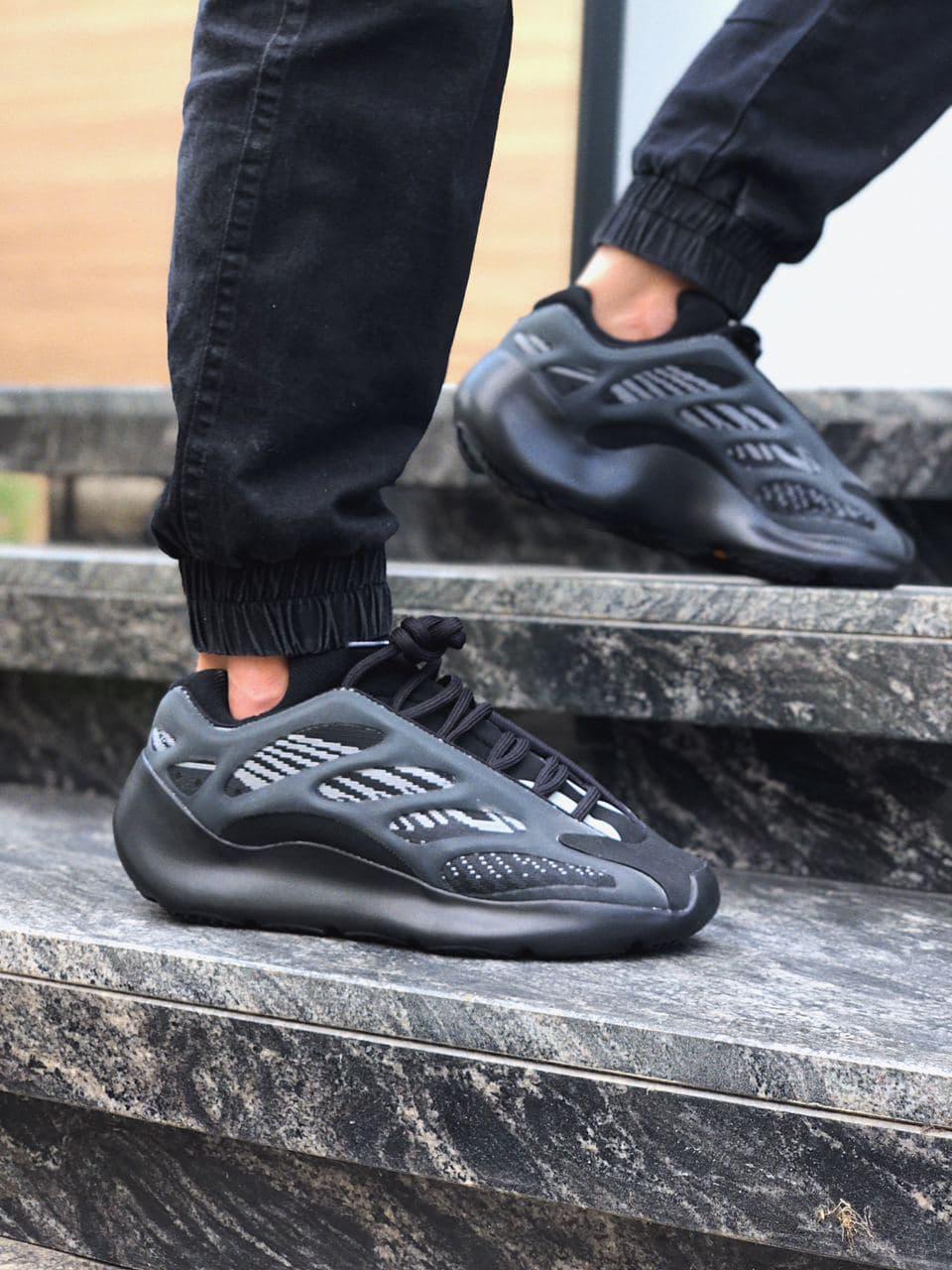 Кросівки чоловічі чорні Yeezy Boost 700 v3 (00702)