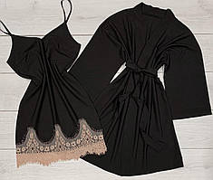 Чорний халат і сорочка з бежевим мереживом, жіночий домашній одяг.
