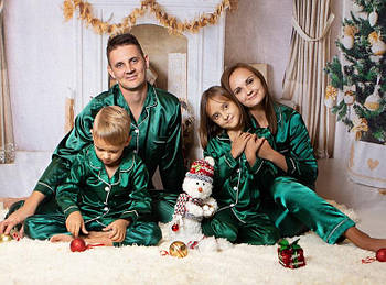 Парні піжами для всієї родини фемелі лук новорічні шовкові, атласні смарагд (40-52 XS-XXL)