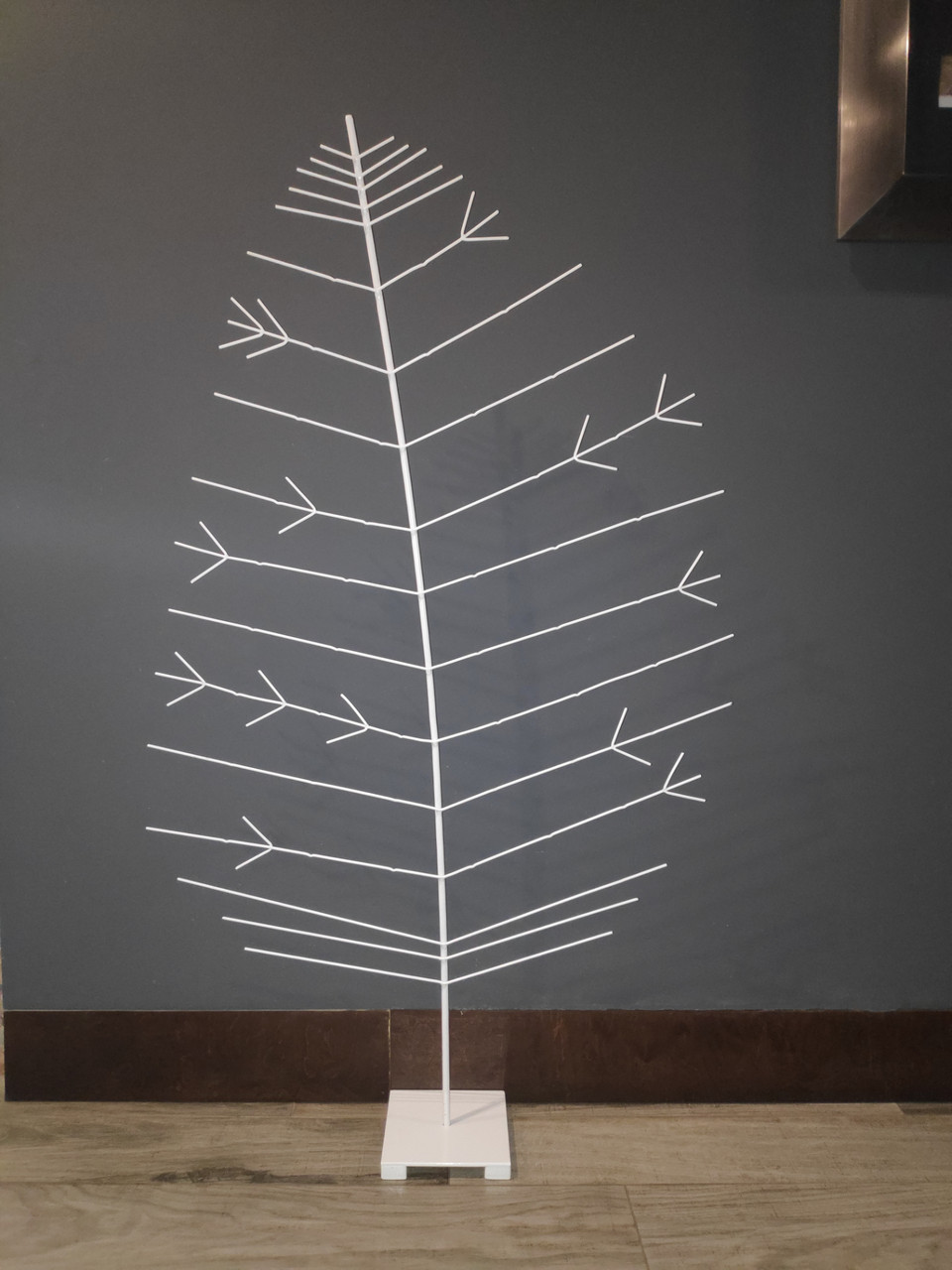 Металева ялинка Adore Decor 120х70 см Біла
