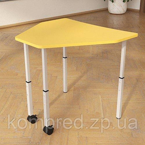 Стіл Трикутник регульований по висоті 20×20 до 25×25 одномісний+роли, фото 1