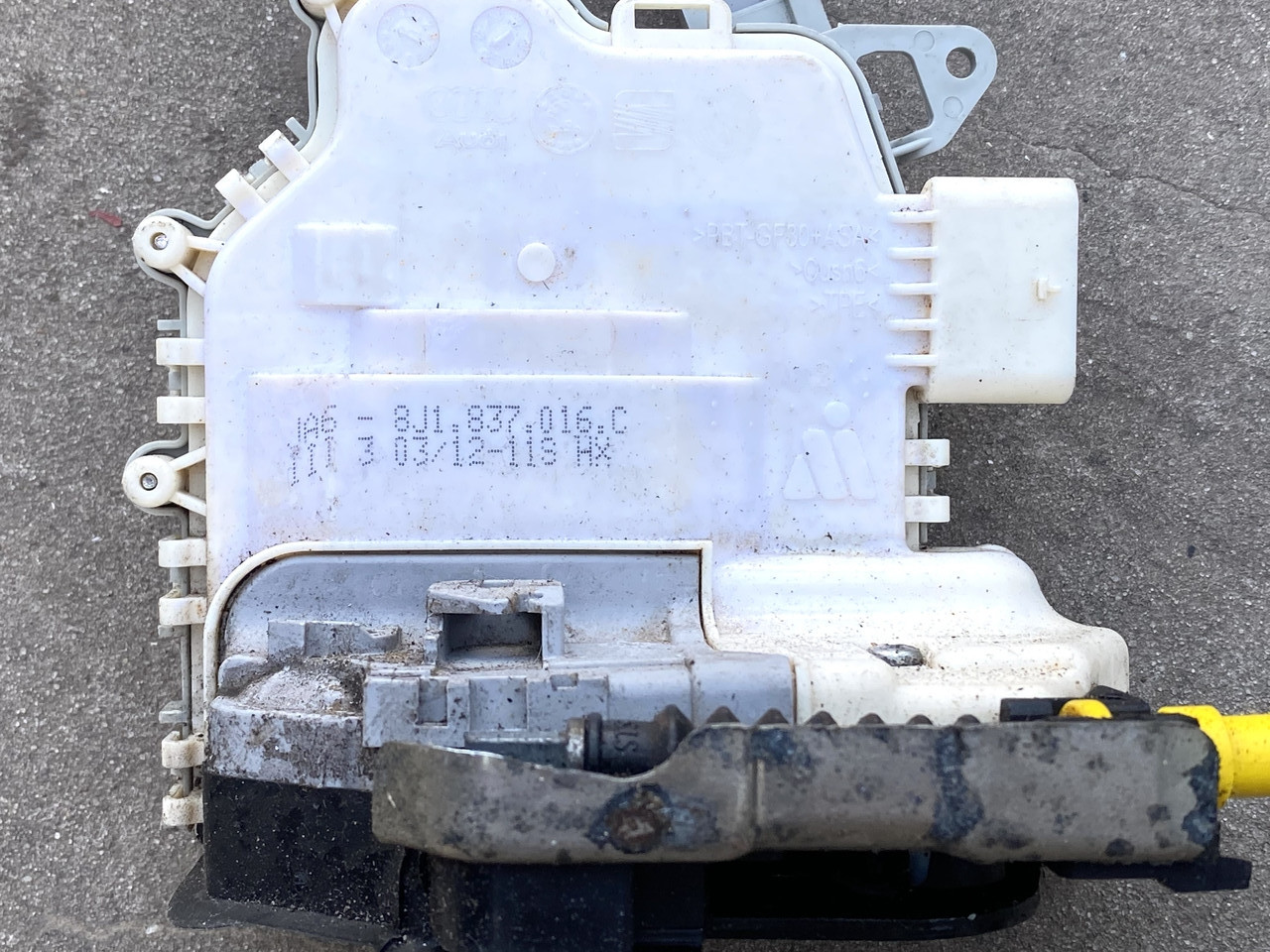 Замок дверей передній правій VAG 8J1837016C / 8J1.837.016.C Audi, VW Passat
