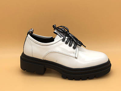 Світлі шкіряні туфлі на підборах. Маленькі (33, 34, 35) розміри.