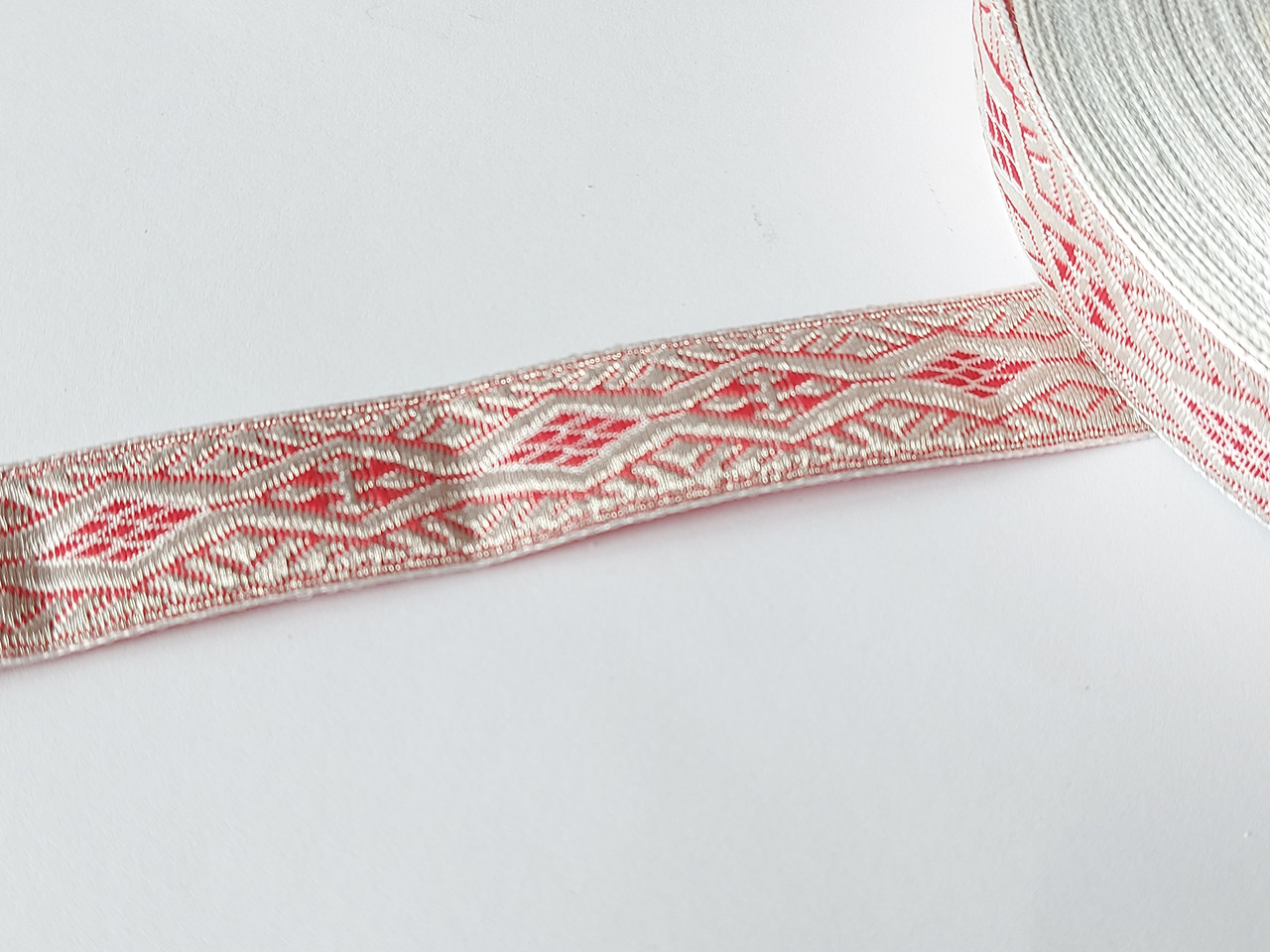Тасьма церковна Тасьма галун церковна з люрексом, 2 см. Червоа зі сріблом