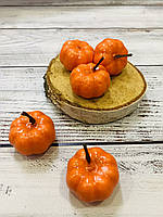 Декоративна гарбуз повністю жовтогаряча 4 см (шт)