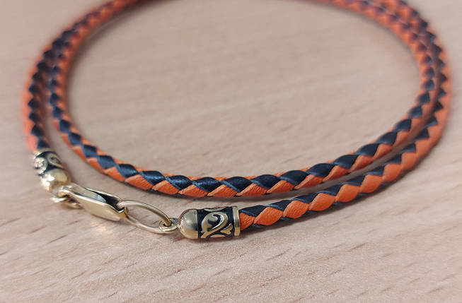 Шнур двокольоровий шкіряний плетений з срібними кінцевиками і замком, плетений візерунок, фото 1