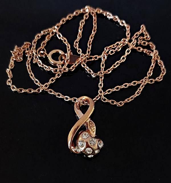 Булатний кулон на ланцюжку. Довжина ланцюжка: 44 см. Діаметр кулона: 2 см.