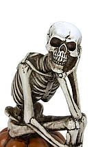 Ліхтар керамічний скелет мислитель на гарбузі 30*13см, фото 3