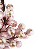 Новорічна звисаюча гілка з ягодами "Зимові ягоди" ніжно-рожевий із золотом колір 130 см, фото 2