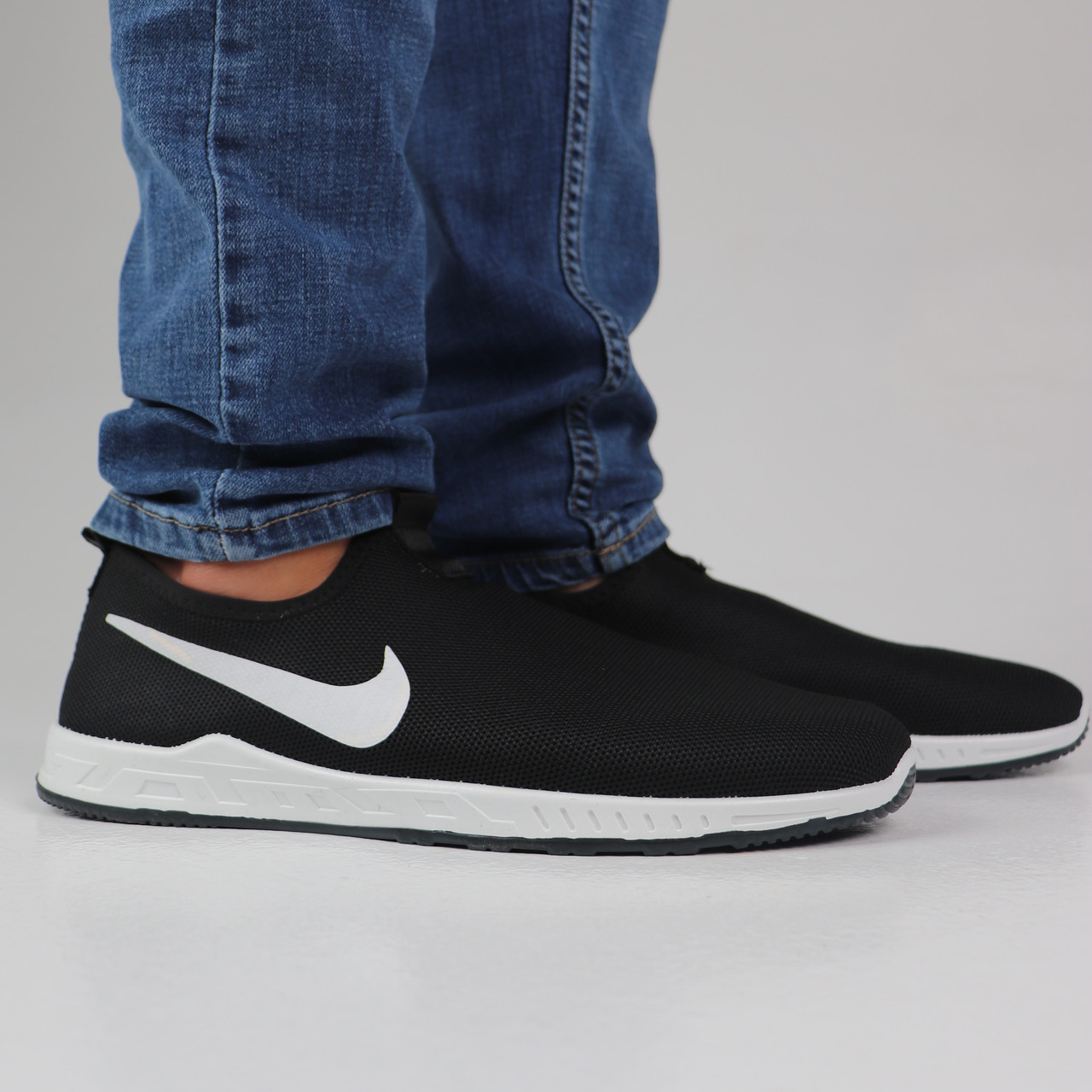 Кросівки чоловічі на білій підошві