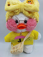 Игрушка уточка Cafe mimi duck в желтом свитере с повязкой на голове.