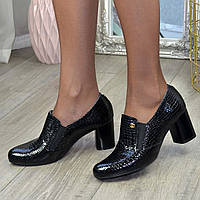 Туфли женские на устойчивом каблуке, декорированы фурнитурой. Цвет черный