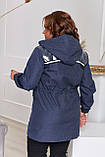 Осіння жіноча куртка великих розмірів із капюшоном і кишенями та світловідбивною стрічкою.50-60. Арт-1756/36, фото 3