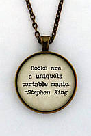 Кулон с цитатой Стивена Кинга Books are uniquely portable magic