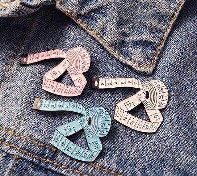 Брошка пін для швачки Сантиметр, Піни шватам подарунок емальована брошка, фото 1