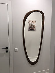 Дзеркало настінне в дерев'яній рамі