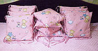 Бортики защита в кроватку для новорожденных мишки на розовом