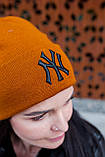 Жіноча зимова шапка тепла біні стильна з підворотом однотонна красива NY гірчичного кольору, фото 2