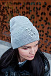 Жіноча зимова шапка біні тепла стильна з закотом однотонна красива LA сірого кольору, фото 2