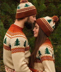 Колекція в'язаних новорічних светрів для пари Ялинки