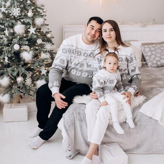Сімейна колекція білих в'язаних новорічних светрів (Зірки)