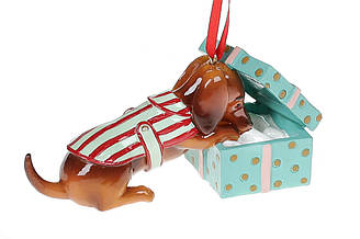 Ялинкова прикраса Такса з подарунком 10.3 см
